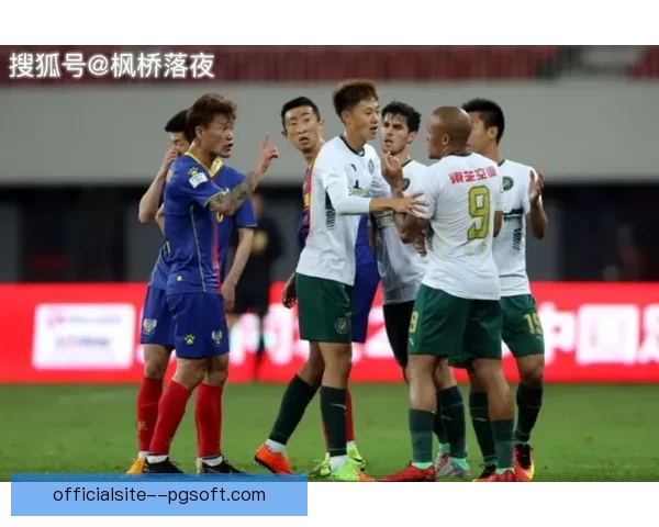 孟吉坐镇卢顿防线屡献关键封堵成为后防铁闸力保球队稳固前行展现